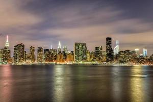 vista do horizonte da cidade de nova york do gantry park, long island city, queens. foto