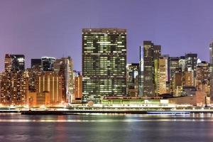 vista do horizonte da cidade de nova york do gantry park, long island city, queens. foto