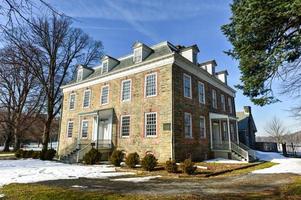 mansão histórica georgiana de 1748 van cortlandt construída em pedra de campo revestida com telhado de duas águas no bronx, nova york foto