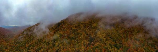 vista panorâmica do pico da folhagem de outono em smugglers notch, vermont. foto