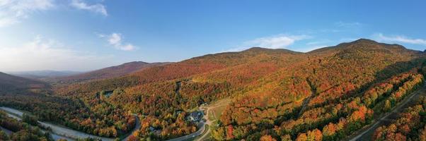 vista aérea do monte mansfield e da área circundante durante o pico de foilage no outono em vermont. foto