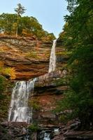 Kaaterskill Falls e folhagem de outono nas montanhas Catskill no norte do estado de Nova York. foto
