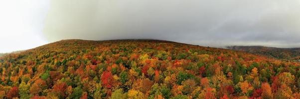 vista aérea de vermont e arredores durante o pico da folhagem no outono. foto