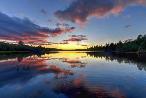 lago durant no parque estadual de adirondacks em indian lake, nova york. foto