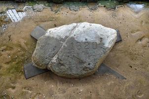 o famoso plymouth rock, local tradicional de desembarque dos peregrinos do mayflower no novo mundo. foto