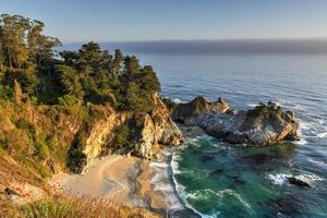 Mcway Falls é uma cachoeira de 24 metros de altura na costa de Big Sur, no centro da Califórnia foto