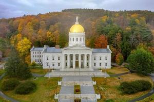 o edifício do capitólio do estado em montpelier vermont, eua. a atual estrutura revivalista grega é o terceiro prédio no mesmo local a ser usado como sede do governo. foi ocupada em 1859. foto