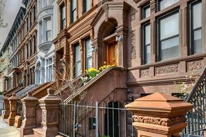 cidade de nova york - 10 de abril de 2021 - vista dos edifícios de brownstone no harlem em manhattan, cidade de nova york. foto