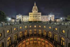 a extensão do edifício do capitólio do estado do texas, noite foto