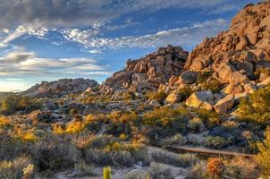 barragem de barker no parque nacional joshua tree à noite ao pôr do sol. foto