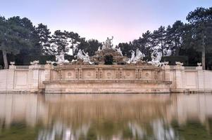 fonte de netuno do palácio de schonbrunn - viena, áustria foto