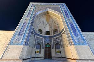 mesquita kalyan e grande minarete do kalon à noite em bucara, uzbequistão. foto