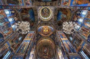 interior da igreja do salvador com sangue derramado em st. petersburg, rússia foto