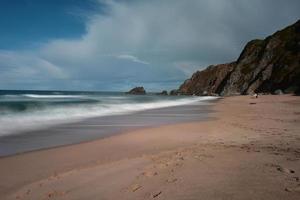 a praia da adraga é uma praia do atlântico norte em portugal, perto da cidade de almocageme, sintra. foto