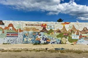 havana, cuba - 14 de janeiro de 2017 - bairro jaimanitas de havana, cuba, mais conhecido como fusterlandia pelos mosaicos coloridos. foto