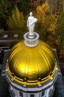 o edifício do capitólio do estado em montpelier vermont, eua. a atual estrutura revivalista grega é o terceiro prédio no mesmo local a ser usado como sede do governo. foi ocupada em 1859. foto