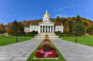 o edifício do capitólio do estado em montpelier vermont, eua foto