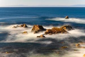 bela vista de pebble beach e da costa da califórnia ao longo de 17 milhas de carro. foto