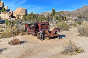 equipamentos e minas abandonados ao longo da trilha do moinho de wall street no parque nacional joshua tree, califórnia. foto