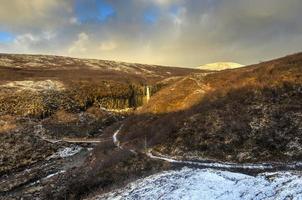 água svartifoss no início do inverno foto