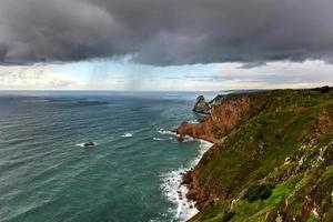 falésias ao longo da costa atlântica de cabo da roca, portugal. foto