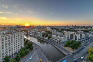 vista panorâmica do horizonte de moscou durante o pôr do sol na rússia. foto