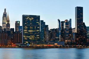 vista do centro de manhattan ao pôr do sol de long island city, queens, cidade de nova york. foto