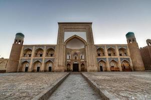 o exterior da madrassa qutlugh murad inaq em khiva, uzbequistão foto