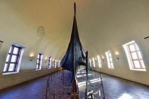 oslo, noruega - 27 de fevereiro de 2016 - viking drakkar no museu viking em oslo, noruega. foto