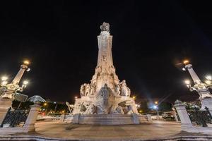 praça do marquês de pombal em lisboa, portugal. o marquês está no topo, com um leão - símbolo de poder - ao seu lado. foto