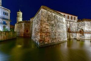 vista ao longo do fosso do castillo de la real fuerza em havana, cuba à noite. construído em meados do século XVI, o forte foi quartel-general dos capitães generais espanhóis. foto