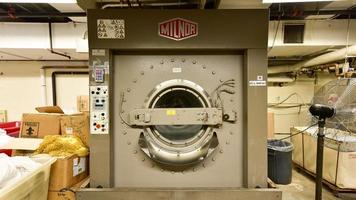 cidade de nova york - 14 de junho de 2017 - máquina de lavar industrial típica encontrada em edifícios de hotéis. foto