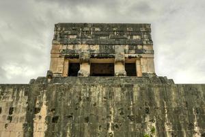 a grande quadra do sítio arqueológico de chichen itza em yucatan, méxico. foto