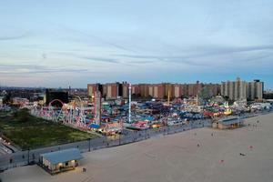 vista aérea ao longo de coney island e da praia em brooklyn, nova york. foto