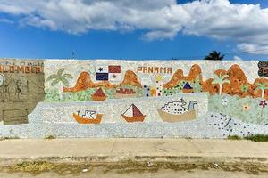 havana, cuba - 14 de janeiro de 2017 - bairro jaimanitas de havana, cuba, mais conhecido como fusterlandia pelos mosaicos coloridos. foto