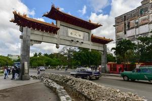 havana, cuba - 8 de janeiro de 2017 - arco chinês na calle dragone no bairro chino de havana. o arco ou portão chinês que é a entrada para a chinatown cubana ou bairro chino no centro de havana. foto