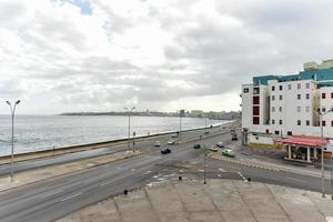 o malecón em havana. é uma ampla esplanada, estrada e quebra-mar que se estende por 8 km ao longo da costa em havana, cuba. foto