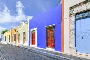 cores brilhantes em casas coloniais em um dia ensolarado em campeche, méxico. foto