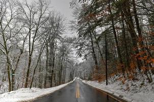 Town House Road, uma típica estrada rural nevada em Cornish, New Hampshire durante o inverno. foto