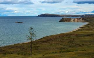 paisagem do lago baikal da ilha de olkhon, baikal, sibéria, rússia foto