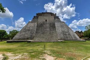 a pirâmide do mágico em uxmal, yucatan, méxico. é a estrutura mais alta e reconhecível em uxmal. foto