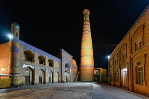 a arquitetura da madrassa da cidade velha e o minarete islam khoja. foto