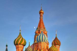 cúpulas da catedral de vasily o abençoado contra um céu azul na praça vermelha em moscou, rússia foto