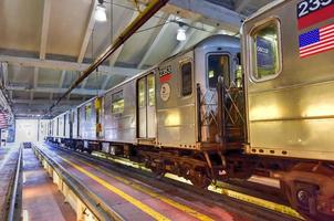 bronx, nova york - 31 de janeiro de 2016 - 240th street train yard para manutenção de trens. foto