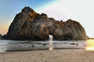 praia de pfeiffer ao longo do parque estadual de pfeiffer em big sur, califórnia. foto