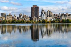 vista do horizonte da cidade de nova york a partir do central park, do outro lado do reservatório jacqueline kennedy onassis. foto