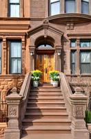 cidade de nova york - 10 de abril de 2021 - vista dos edifícios de brownstone no harlem em manhattan, cidade de nova york. foto