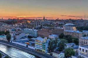 vista panorâmica do horizonte de moscou durante o pôr do sol na rússia. foto