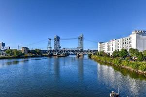 vista ao longo da bridge street bridge entre newark e harrison, nova jersey ao longo do rio passaic. foto