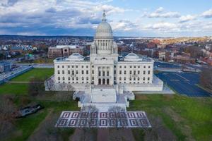 o prédio do capitólio estadual no centro de providence, rhode island. foto